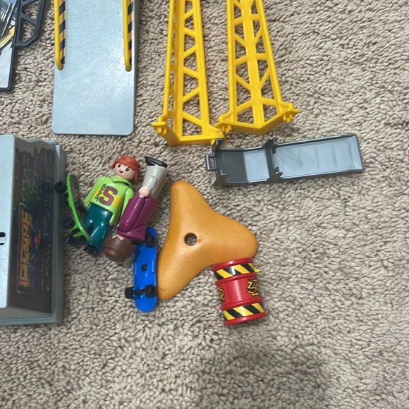 Playmobil skate park set ramps characters skateboards & carrying case great set - Picture 3 of 9